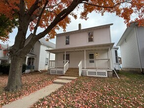 215 E Bloomington St in Iowa City, IA - Building Photo - Building Photo