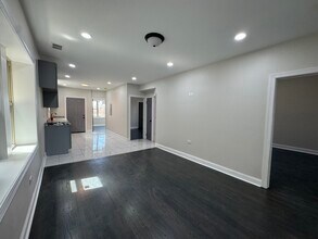 7730 S Cornell Ave in Chicago, IL - Building Photo - Building Photo