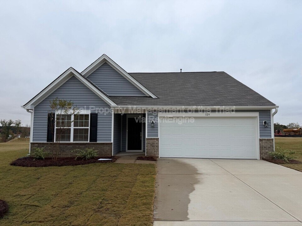 329 Kingscote Wy in King, NC - Building Photo