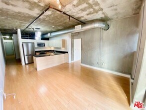 645 W 9th St in Los Angeles, CA - Building Photo - Building Photo