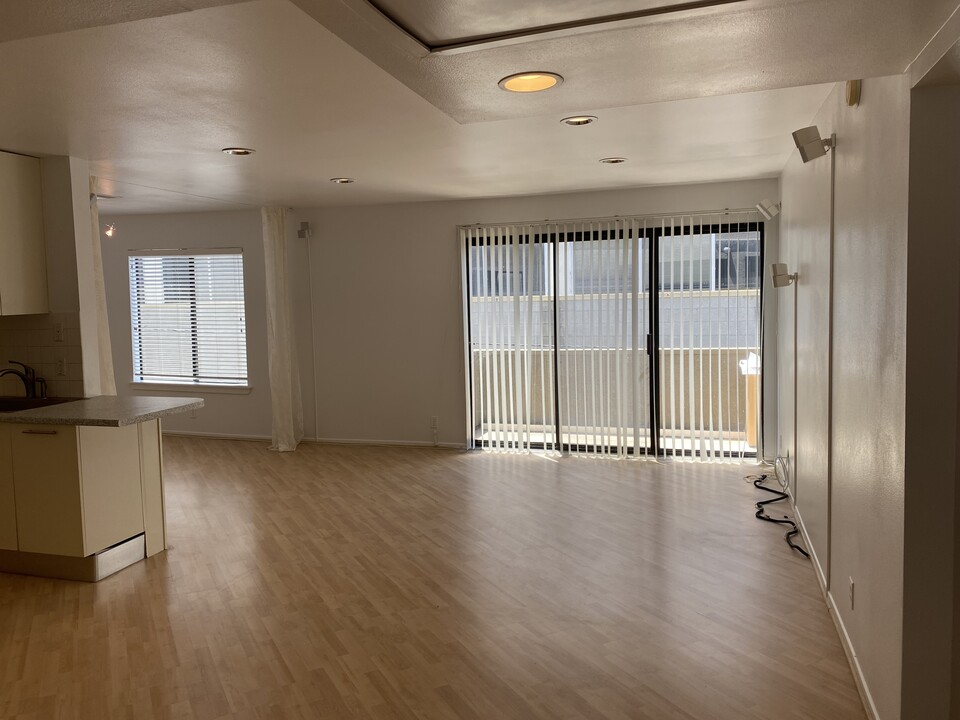 2121 Beloit Ave, Unit 304 in Los Angeles, CA - Building Photo