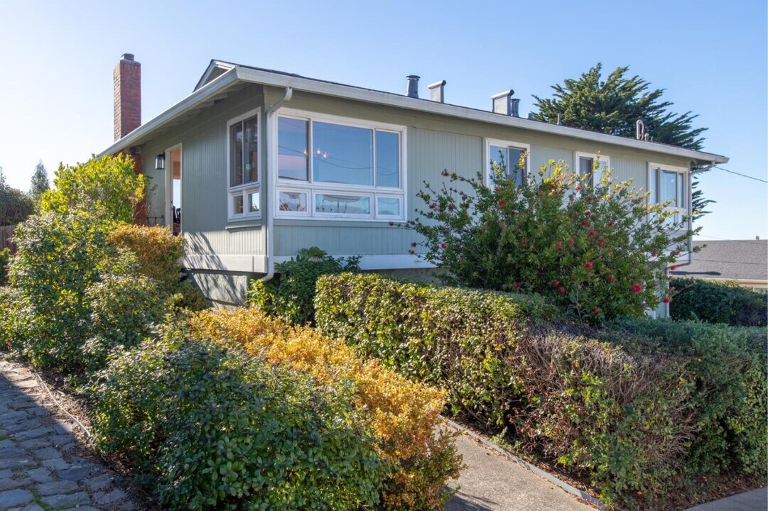 1136 Fassler Ave in Pacifica, CA - Building Photo