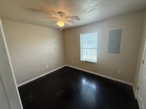 1029 N Hickory Ave in Ada, OK - Building Photo - Building Photo