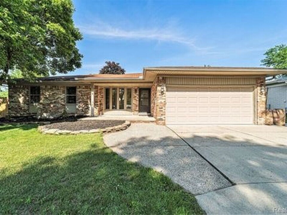 3537 Millay Dr in Troy, MI - Building Photo