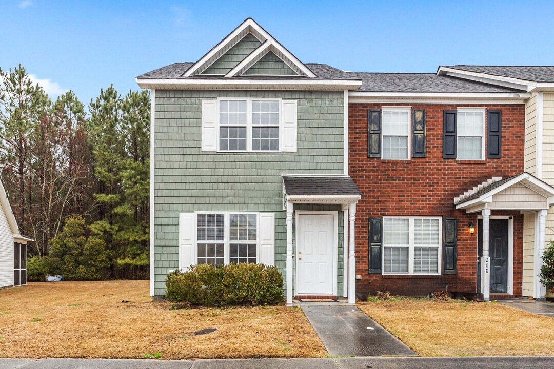 210 Springwood Dr in Jacksonville, NC - Building Photo