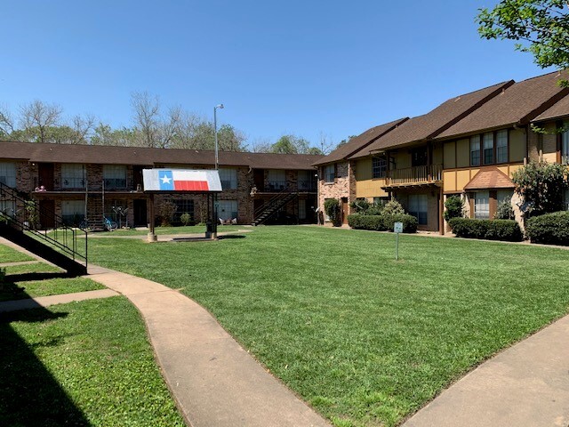 Loggins Court Apartments in West Columbia, TX - Building Photo