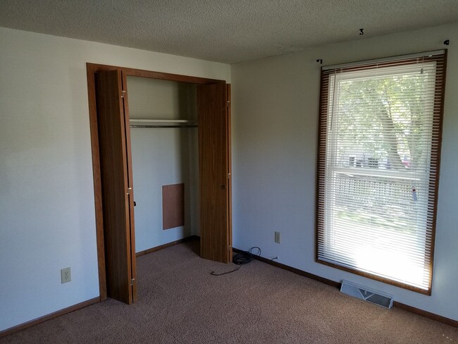 205-207-207 Westgate Ave in Cedar Falls, IA - Building Photo - Building Photo