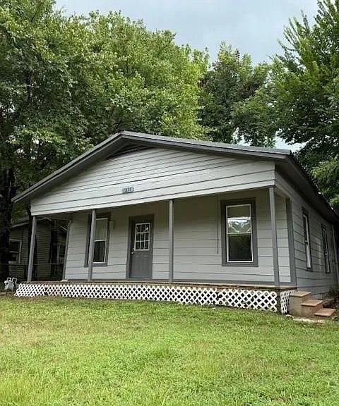 1837 W Houston St in Paris, TX - Building Photo