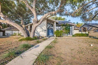 15211 Meandering Way in Dallas, TX - Foto de edificio - Building Photo