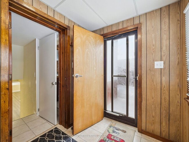 Bright newly renovated in Toronto, ON - Building Photo - Building Photo