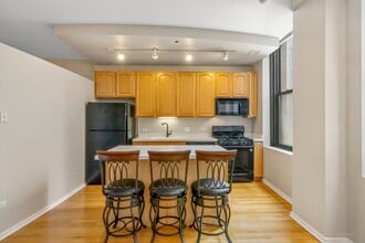 208 W Washington St, Unit 1812 in Chicago, IL - Building Photo - Building Photo
