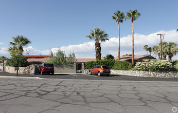 500 W Racquet Club Rd in Palm Springs, CA - Foto de edificio - Building Photo