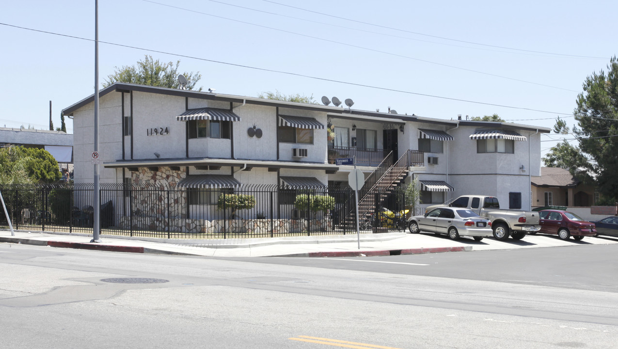 11924 Vanowen St in North Hollywood, CA - Building Photo