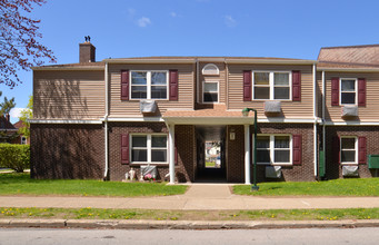 Poughkeepsie Village in Poughkeepsie, NY - Foto de edificio - Building Photo