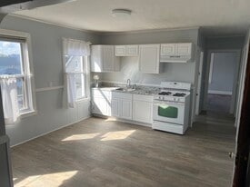 49 Elder St, Unit 3 in Pawtucket, RI - Building Photo