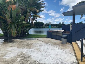 877 NE 195th St-Unit -318 in Miami, FL - Building Photo - Building Photo