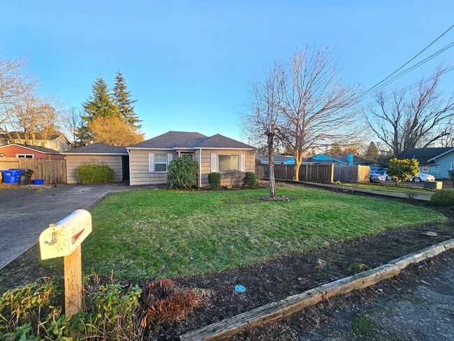 925 Laurel Ln in Oregon City, OR - Building Photo - Building Photo