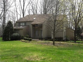 955 Royal Arms Dr in Girard, OH - Building Photo