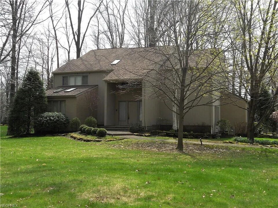 955 Royal Arms Dr in Girard, OH - Building Photo