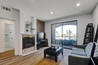 555 Maine Ave in Long Beach, CA - Foto de edificio - Building Photo