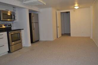209 10th St NE, Unit B in Washington, DC - Foto de edificio - Building Photo