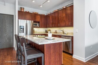 737 W Washington Blvd, Unit 1504 in Chicago, IL - Building Photo - Building Photo