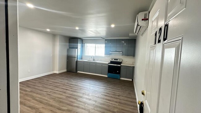 8616 Willis Ave in Los Angeles, CA - Building Photo - Building Photo