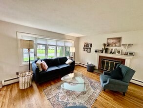 30 Lyman Rd in West Hartford, CT - Building Photo - Building Photo