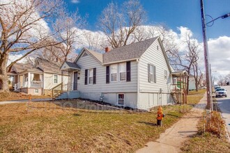 325 W College St in Independence, MO - Foto de edificio - Building Photo