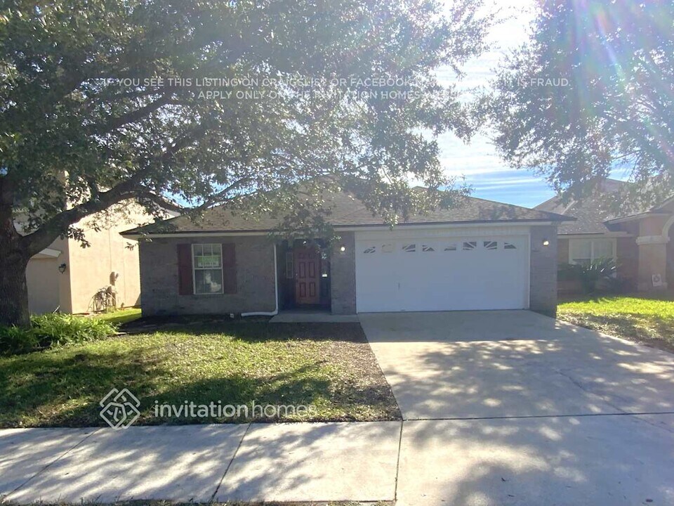 3636 Live Oak Hollow Dr in Orange Park, FL - Foto de edificio