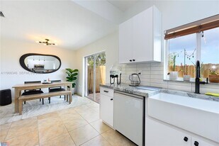 17815 NW 74th Ct in Hialeah, FL - Building Photo