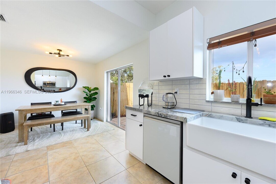 17815 NW 74th Ct in Hialeah, FL - Building Photo