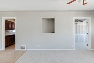 1945 Oakland St in Aurora, CO - Building Photo - Building Photo