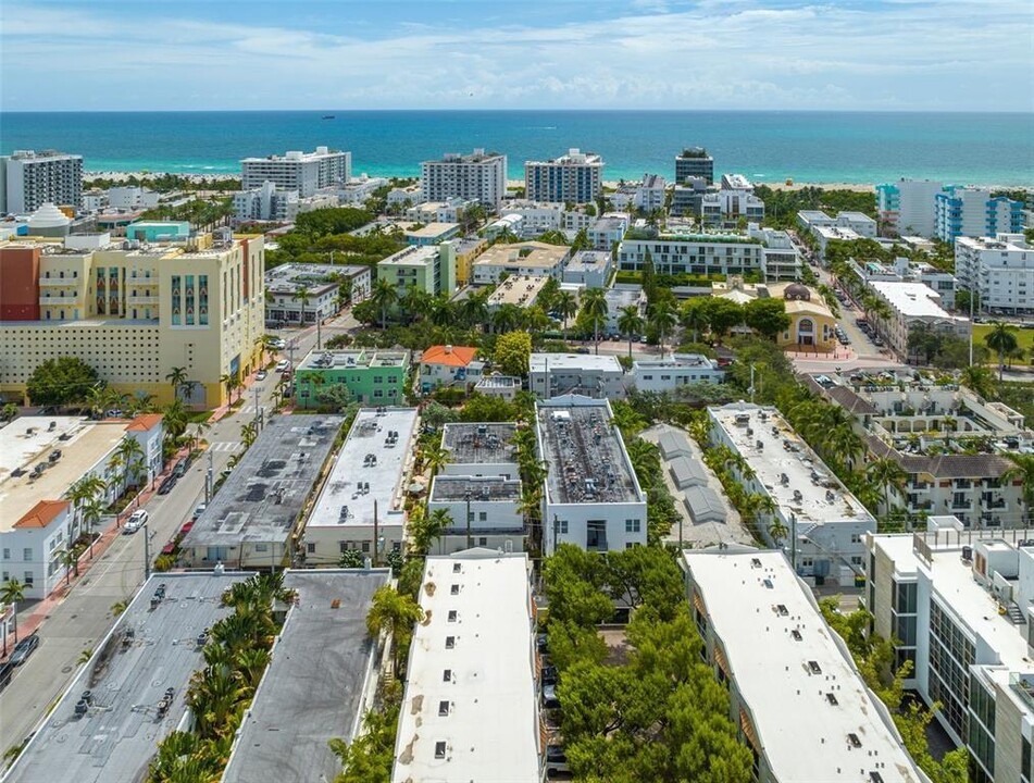 1320 Drexel Ave, Unit 303 in Miami Beach, FL - Building Photo