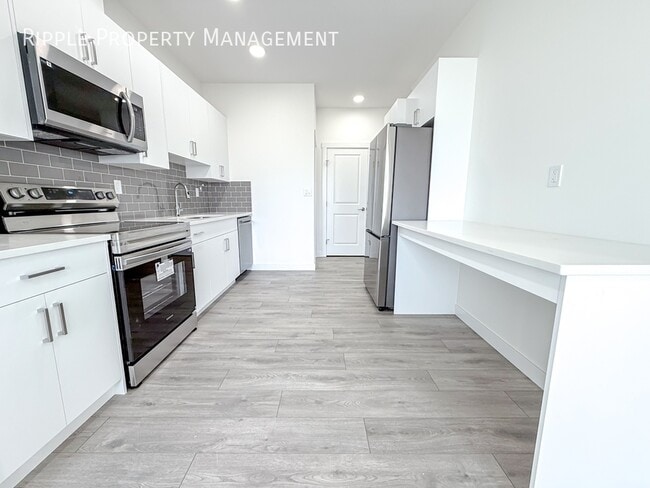 7110 Keswick Dr SW in Edmonton, AB - Building Photo - Building Photo