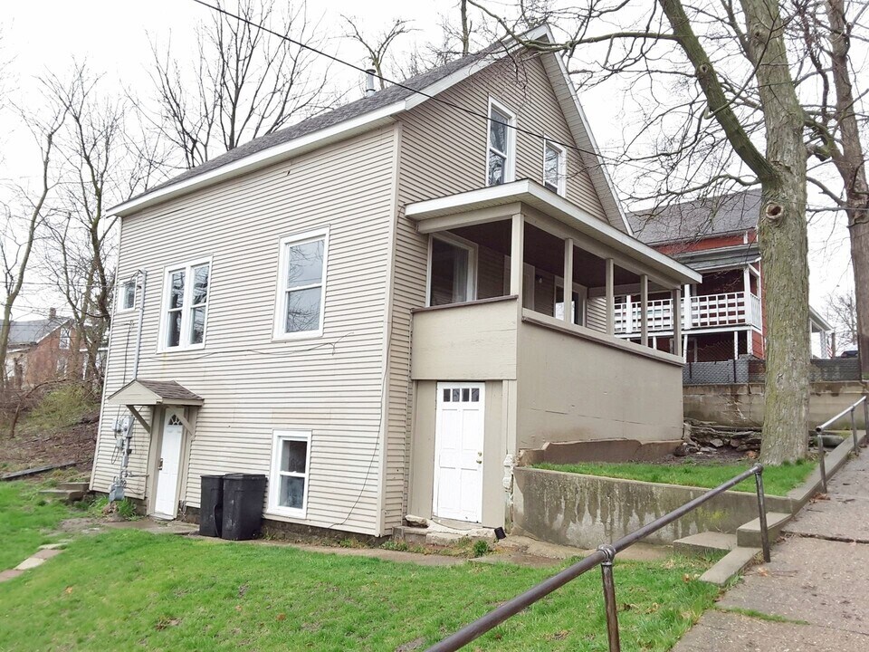 213 1/2 Crescent St in Goshen, IN - Building Photo