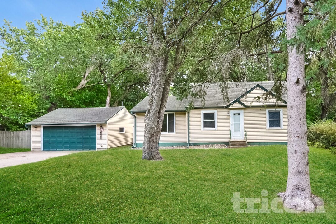 2605 Eastman Dr in St. Paul, MN - Building Photo