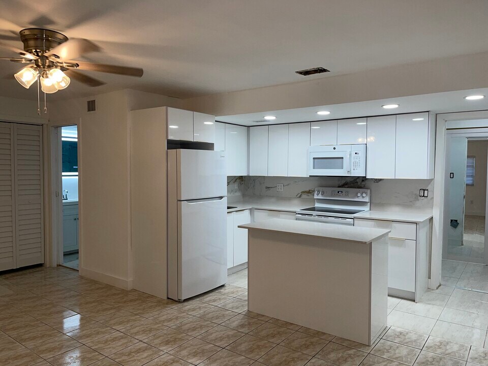 1405 NW 121st St in North Miami, FL - Building Photo