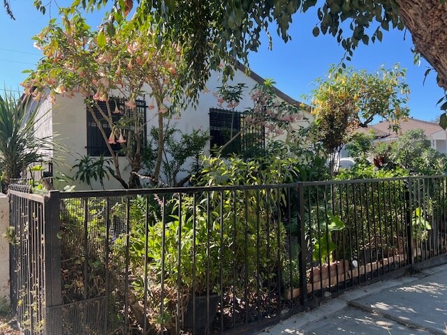 8518 Hargis St in Los Angeles, CA - Building Photo - Building Photo