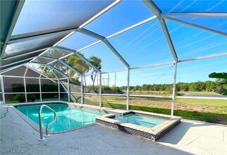 12781 Eagle Pointe Cir in Ft. Myers, FL - Foto de edificio - Building Photo
