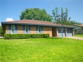 1216 Julie St in Weatherford, TX - Building Photo