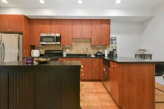 327 W Broadway in Boston, MA - Building Photo - Building Photo