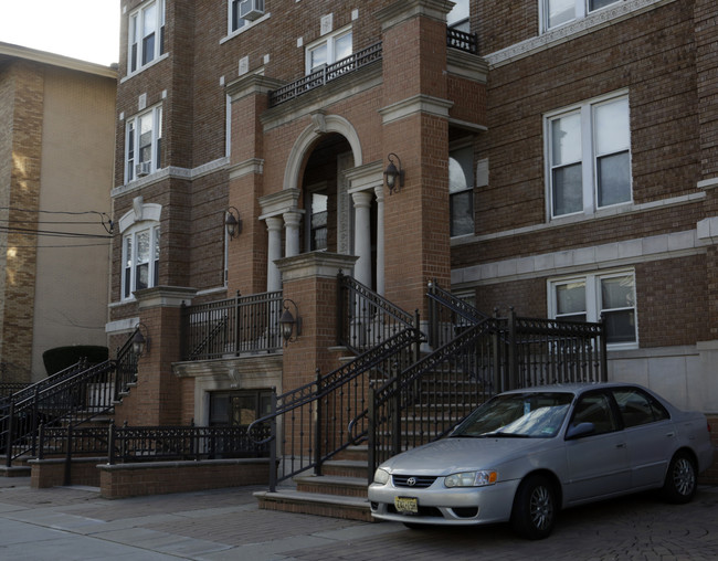 92 W 33rd St in Bayonne, NJ - Foto de edificio - Building Photo