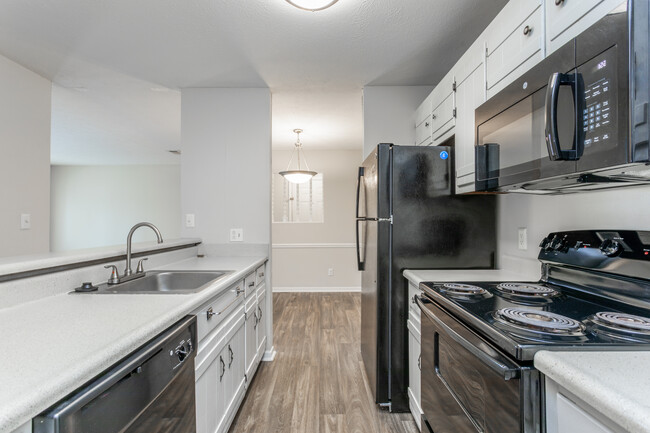 Harbour Club Apartments in Macon, GA - Building Photo - Interior Photo