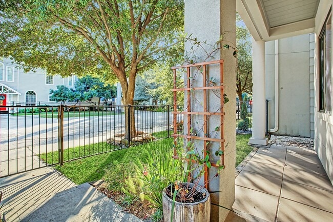 property at 621 W 8th St