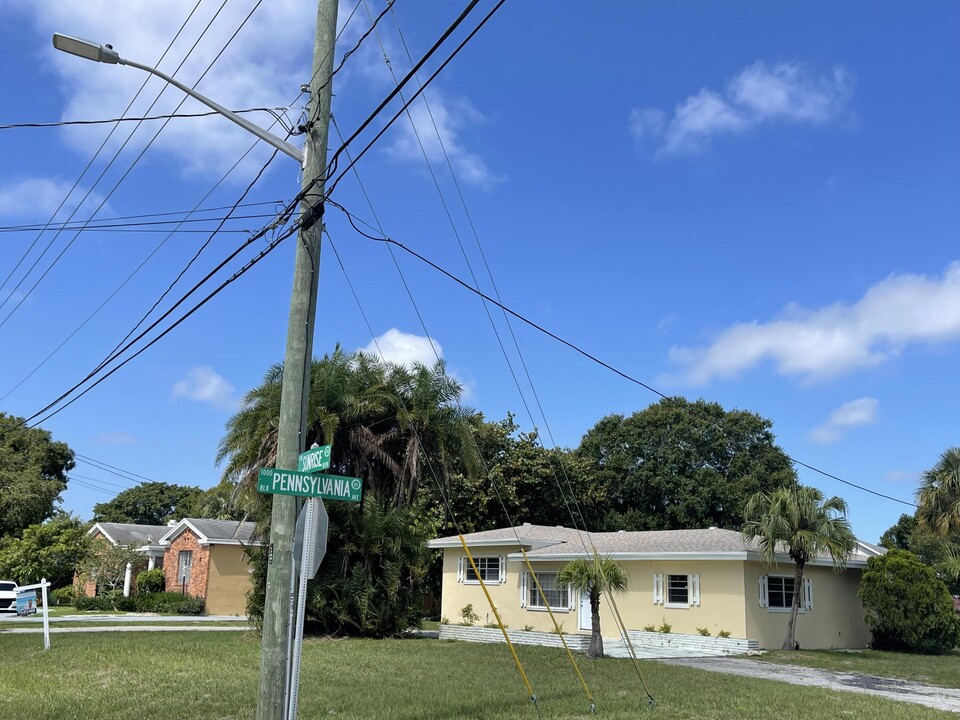 1701 Sunrise Blvd in Fort Pierce, FL - Building Photo