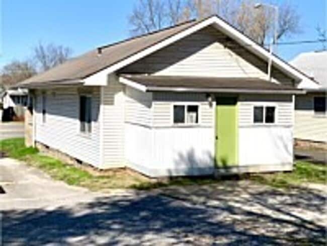 property at 1409 S Walnut St