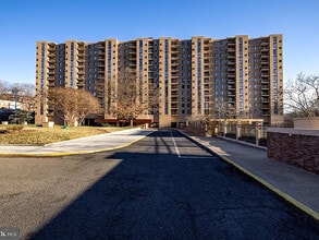 4500 S Four Mile Run Dr, Unit 206 in Arlington, VA - Building Photo - Building Photo