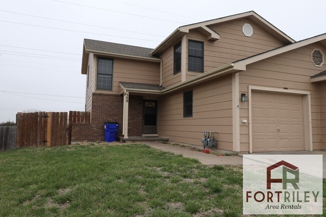 309 Commanche Ct in Junction City, KS - Building Photo - Building Photo
