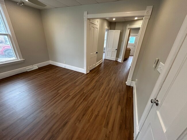 532 W South St, Unit Unit 1 - lower in Oconomowoc, WI - Foto de edificio - Building Photo